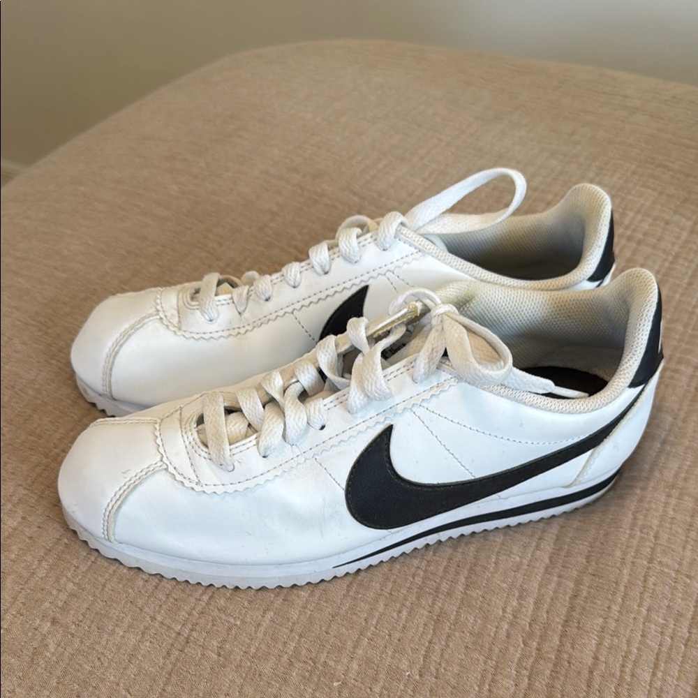 Nike White and Black Sneakers with Leather Upper